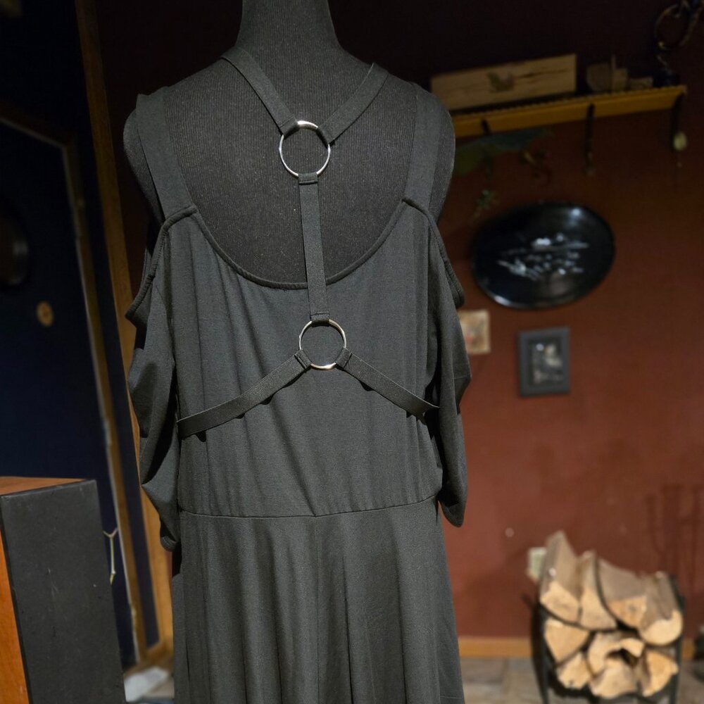 HOT TOPIC BLACK HARNESS & COLD SHOULDER MAXI DRESS 4 4X - Picture 2 of 16